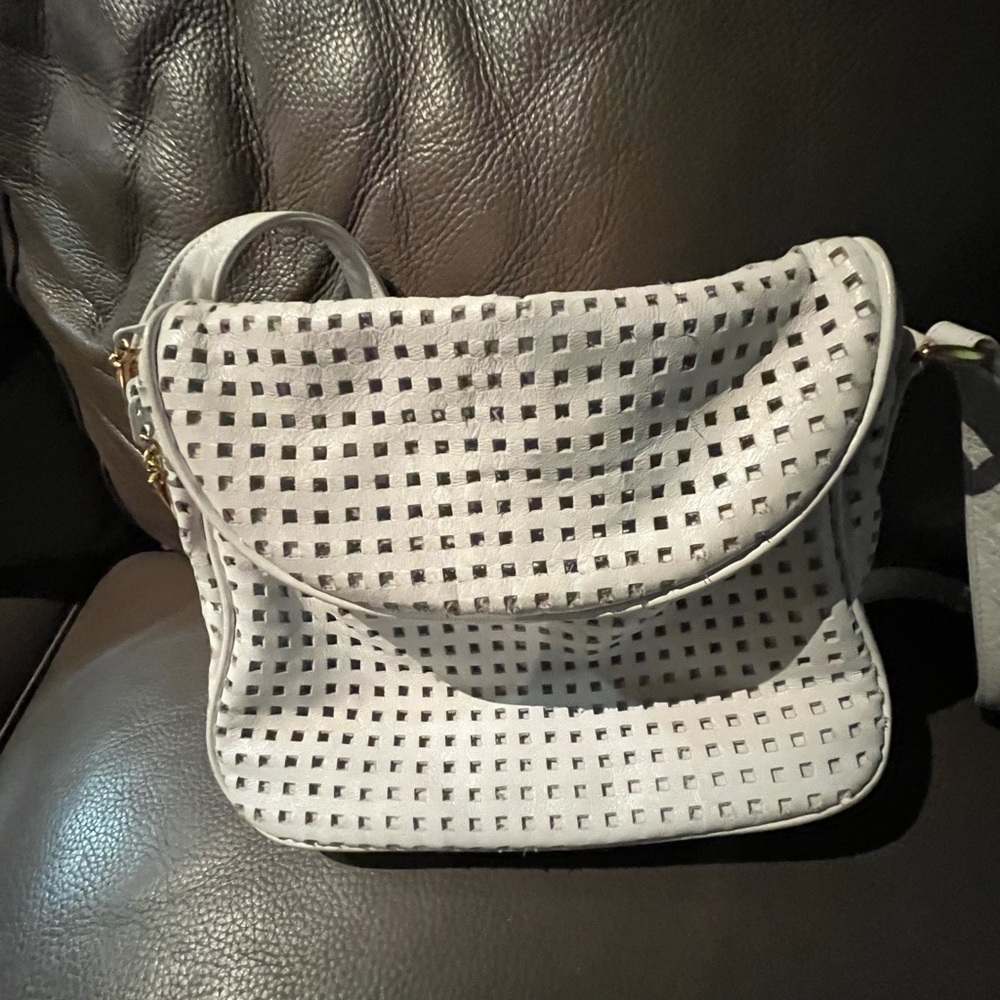 White Lore fisherman’s cross body bag in excellent pre owned condition.